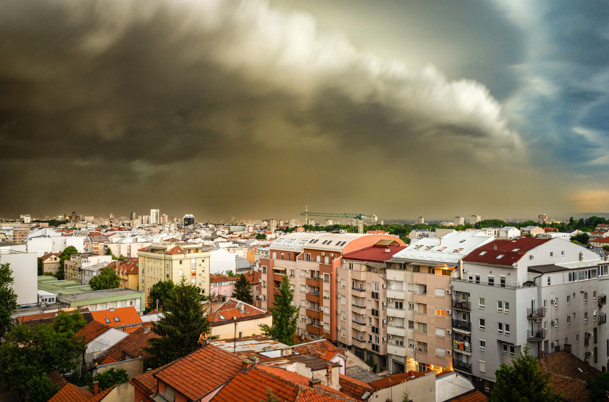 RHMZ upozorava na PLJUSKOVE sa GRMLJAVINOM, ponegde praćene OLUJNIM VETROM i gradom