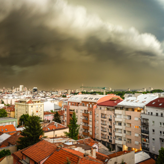 RHMZ upozorava na PLJUSKOVE sa GRMLJAVINOM, ponegde praćene OLUJNIM VETROM i gradom