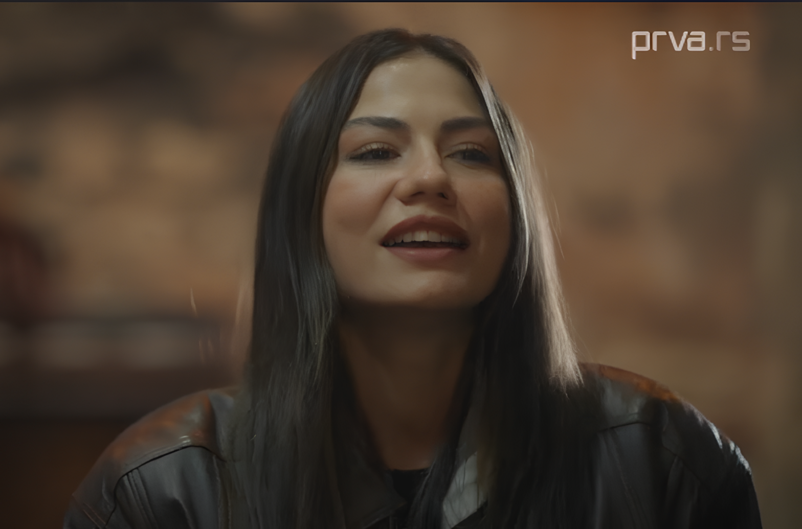 Demet Ozdemir ipak stala za mikrofon: Glumica govorila da ne ume da peva, a onda obradila LEGENDARNU NUMERU!