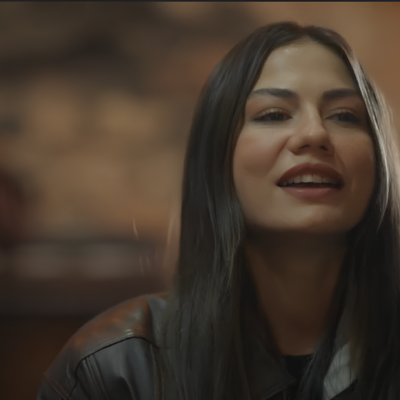 Demet Ozdemir ipak stala za mikrofon: Glumica govorila da ne ume da peva, a onda obradila LEGENDARNU NUMERU!