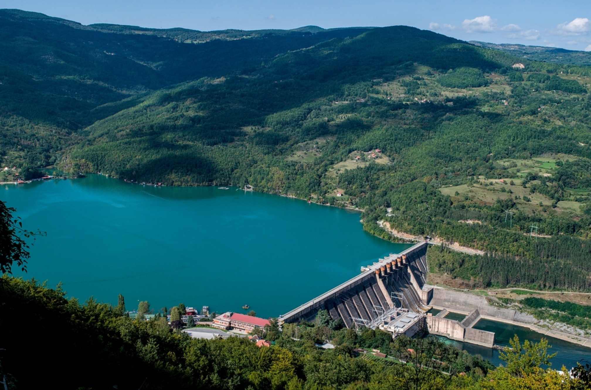 Jezero Perućac – turistički biser zapadne Srbije: Kupanje, veslanje, biciklizam i plovidba kroz kanjon Drine
