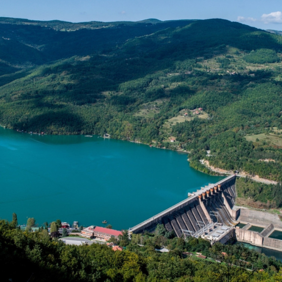 Jezero Perućac – turistički biser zapadne Srbije: Kupanje, veslanje, biciklizam i plovidba kroz kanjon Drine