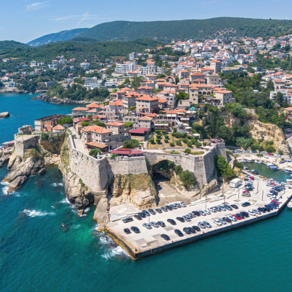 Mnogi dolaze u Ulcinj zbog plaža, ali da li ste posetili njegov jedinstveni Stari grad? Evo zašto ga godišnje posete stotine hiljada turista (VIDEO)