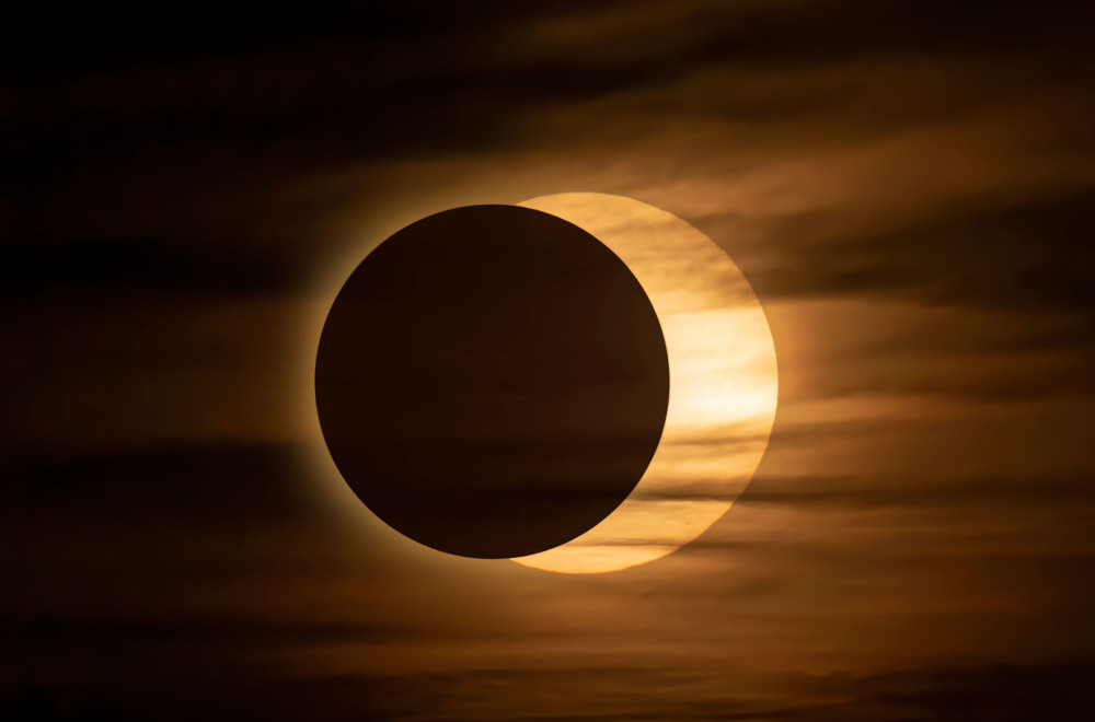 Astronomski SPEKTAKL na nebu iznad Srbije: Evo kada i gde možete da posmatrate POMRAČENJE SUNCA i na šta morate da OBRATITE PAŽNJU