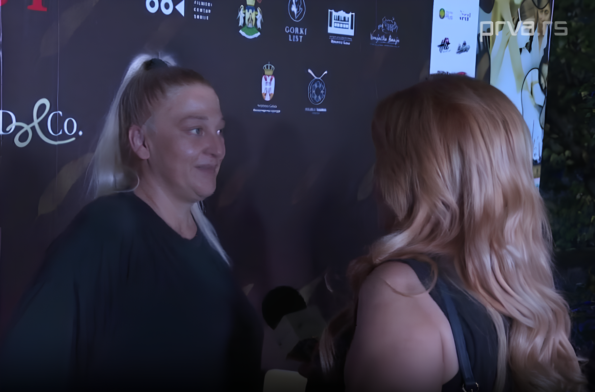 „Kao Alisa u Zemlji čuda!“: Popularna voditeljka i glumica se pojavila u zelenim klompama na crvenom tepihu „srpskog Las Vegasa“