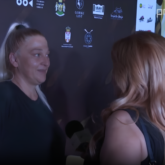 „Kao Alisa u Zemlji čuda!“: Popularna voditeljka i glumica se pojavila u zelenim klompama na crvenom tepihu „srpskog Las Vegasa“