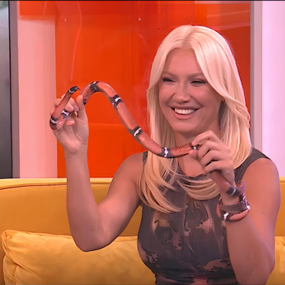 Bojana Ristivojević sa ZMIJOM U RUKAMA! Voditeljka pokazala ŠTA JE HRABROST! (VIDEO)