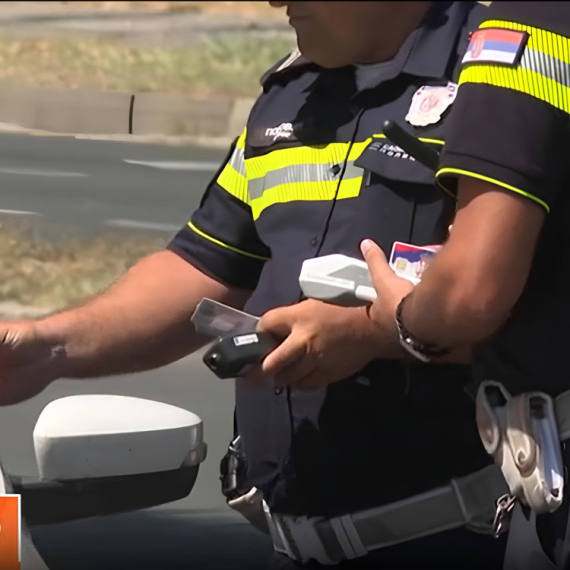 Saobraćajna policija dobija NOVE UREĐAJE: Sadrže sve podatke o vozilima i PREKRŠAJIMA, a evo KAKO će se PLAĆATI KAZNE