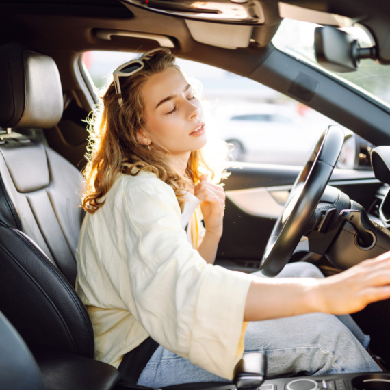 Auto vam se usijao na suncu? Trik od 15 sekundi izbaciće vreli vazduh pre nego što uključite klimu