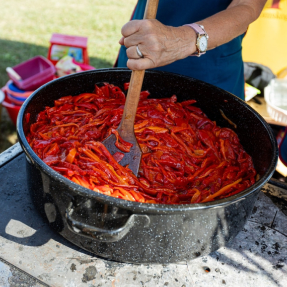 Počinje sezona ajvara, pijace su pune povrća, a evo koliko trenutno košta kilogram paprika!
