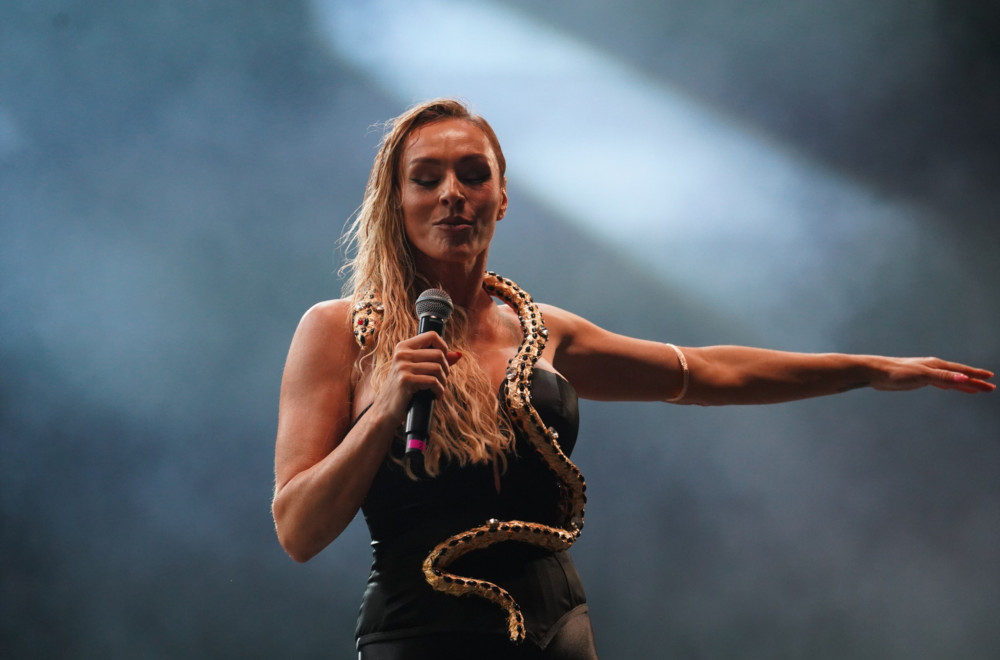 Silka sa POSEBNOM PRIČOM: Anabela objavila fotku iz detinjstva uz emotivni komentar – „VOLIM TE, TATA!“