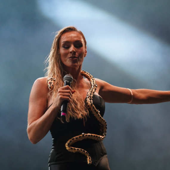 Silka sa POSEBNOM PRIČOM: Anabela objavila fotku iz detinjstva uz emotivni komentar – „VOLIM TE, TATA!“