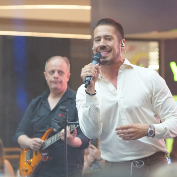 „Idem glavom kroz zid“: Nikola Rokvić je ODBIO VELIKI DŽEJEV HIT, a onda napravio drugi od pesme za koju je njegov otac Marinko rekao da NE VALJA NIŠTA