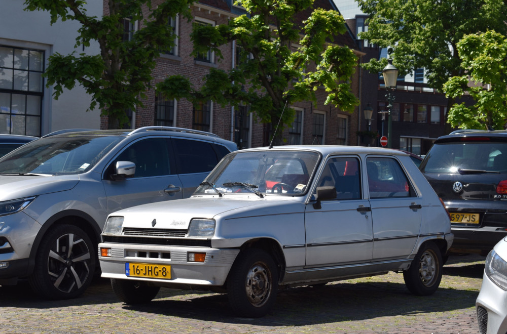Kupila je auto početkom osamdesetih i „ZABORAVILA“ GA U GARAŽI: 43 godine kasnije njen Renault 5 sa malom kilometaražom prodat je po ASTRONOMSKOJ CENI!