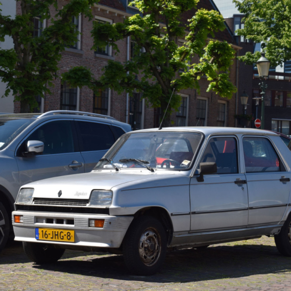 Kupila je auto početkom osamdesetih i „ZABORAVILA“ GA U GARAŽI: 43 godine kasnije njen Renault 5 sa malom kilometaražom prodat je po ASTRONOMSKOJ CENI!