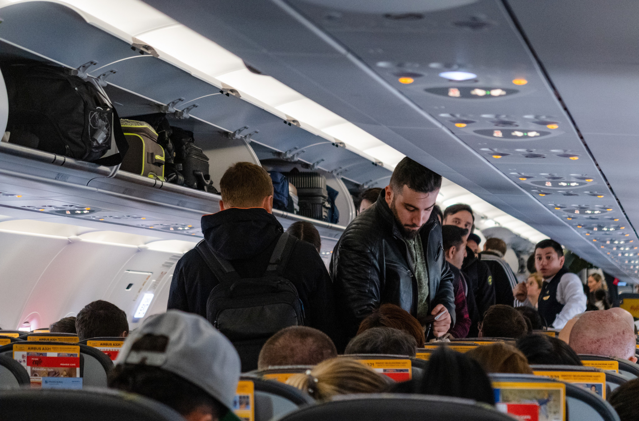 Ustajete čim avion sleti? Ova navika nervira posadu, pravi gužvu i može da vas košta više nego nekoliko minuta čekanja