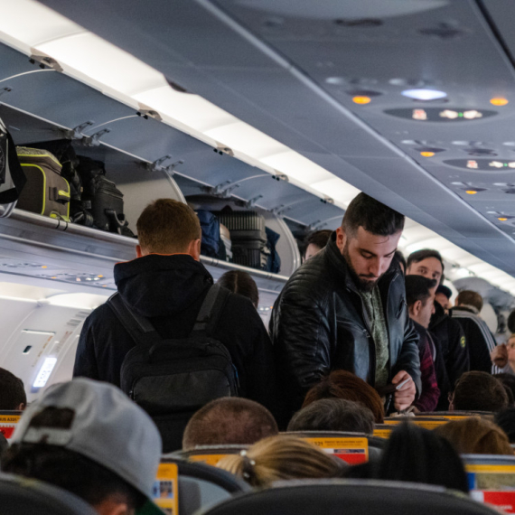 Ustajete čim avion sleti? Ova navika nervira posadu, pravi gužvu i može da vas košta više nego nekoliko minuta čekanja