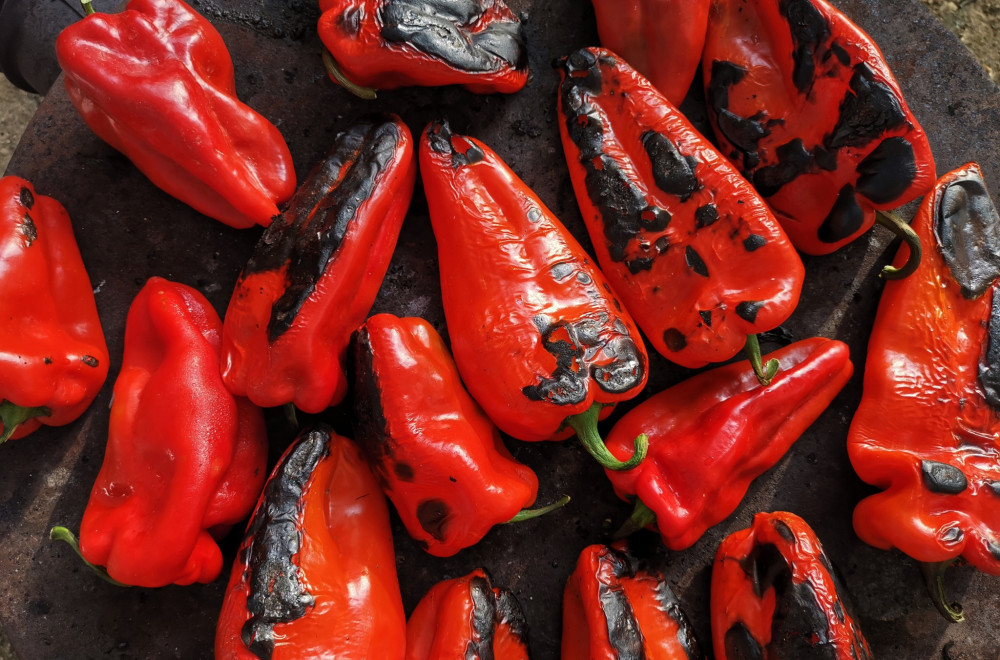 Kožica sa pečenih paprika skida se u jednom potezu, evo kako