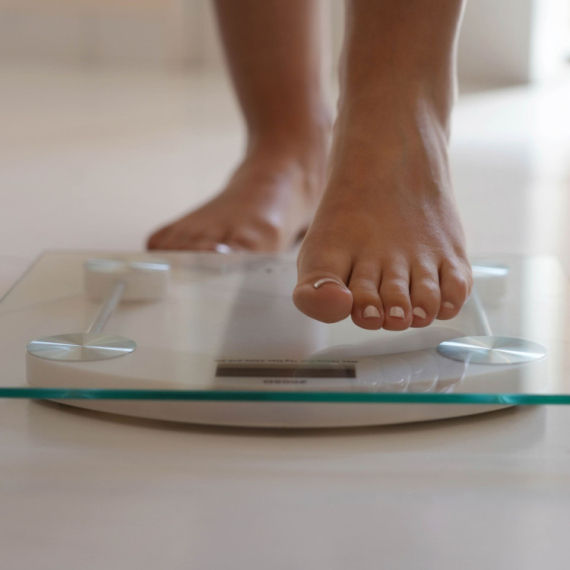 Kilogrami su „padali“, a grudi su joj rasle: Poprsje je danas guši u snu, a od njega ne može da vidi sopstvena stopala