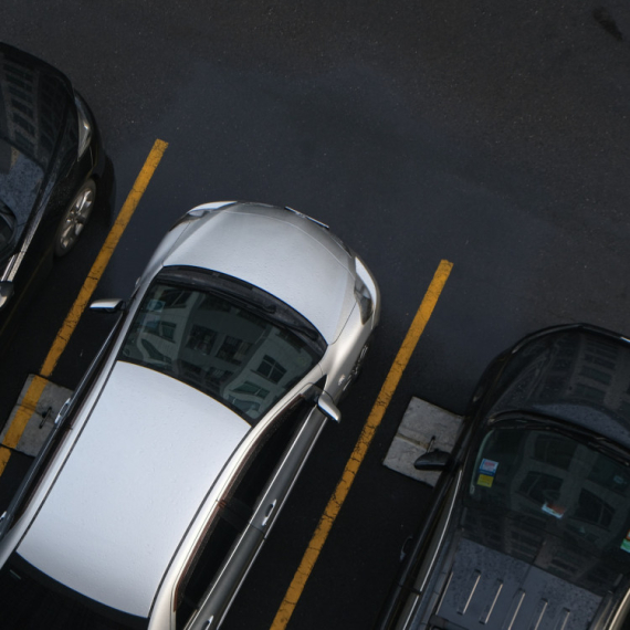 "Izabrali smo valutu koju svako može da priušti"! Ovaj parking se ne plaća novcem, već MOLITVOM (FOTO)