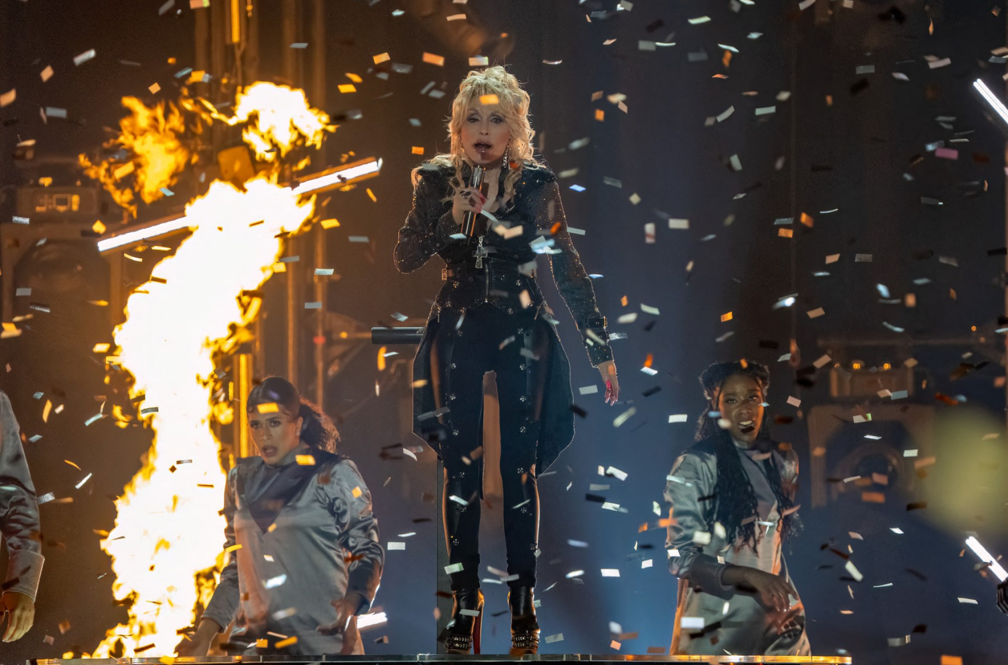 Životna priča Doli Parton: Od devojčice iz siromašne porodice do svetske ikone koja je promenila muziku i pomogla milionima