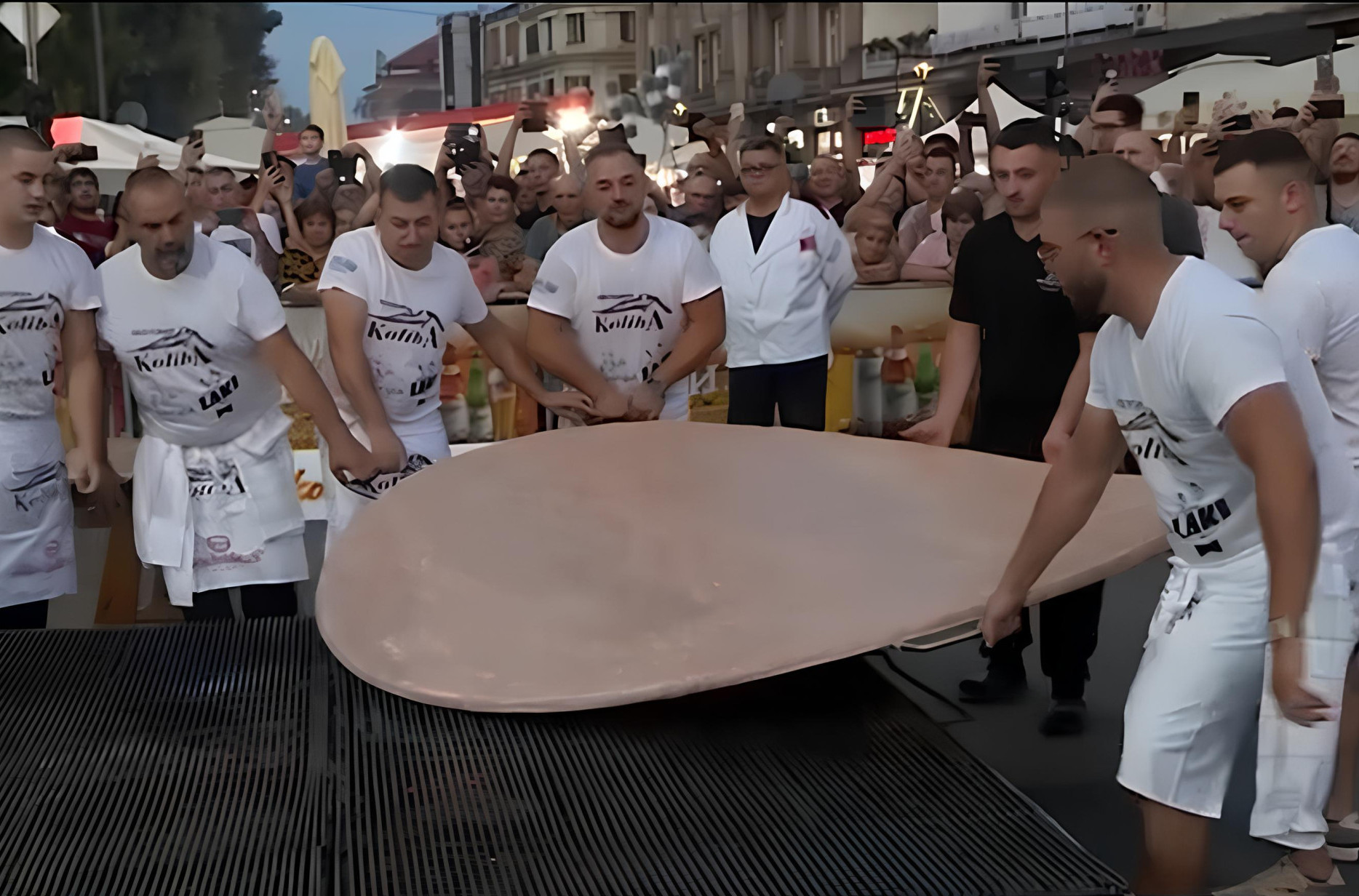 Leskovačka tradicija 33 godine duga: Kako se pravi NAJVEĆA PLJESKAVICA NA SVETU?