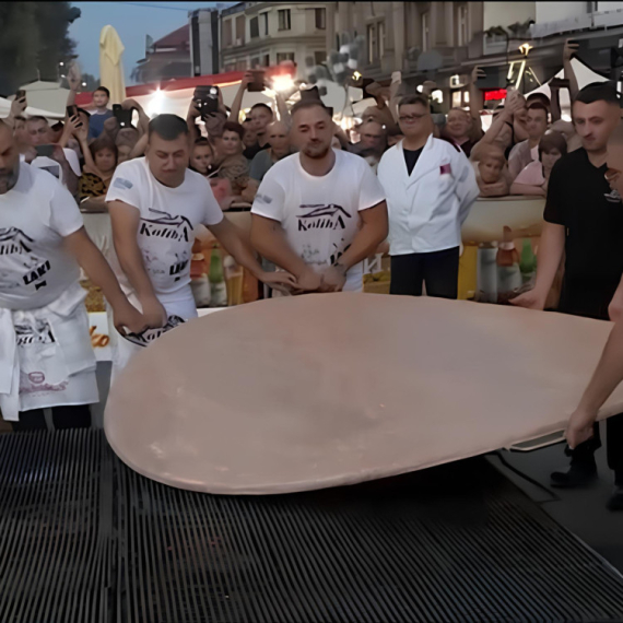 Leskovačka tradicija 33 godine duga: Kako se pravi NAJVEĆA PLJESKAVICA na svetu?