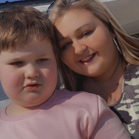Jedna mama je ISTETOVIRALA TASTATURU na ruci iz dirljivog razloga - sada njen sin može da "PIŠE" čak i kada tehnologija zakaže (VIDEO)