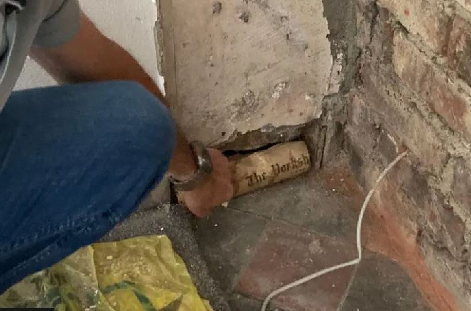 Čovek je renovirao kuću, a iza zida ga je sačekalo pravo IZNENAĐENJE - umotano u NOVINE, bilo je adresirano BAŠ NA NJEGA
