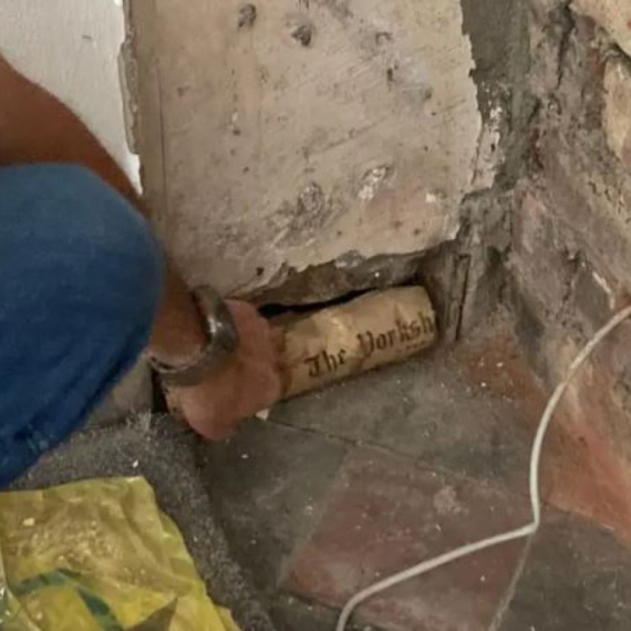 Čovek je renovirao kuću, a iza zida ga je sačekalo pravo IZNENAĐENJE - umotano u NOVINE, bilo je adresirano BAŠ NA NJEGA