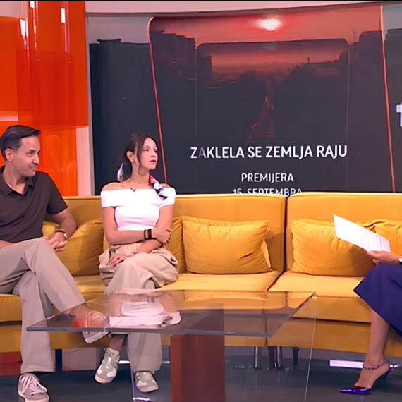 Tri porodice, tri generacije i DUGO ČUVANA TAJNA koja izlazi na videlo: Šta nas ove jeseni očekuje u NOVOJ SERIJI „ZAKLELA SE ZEMLJA RAJU“ na Prvoj televiziji?