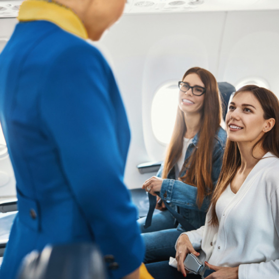 Stjuardesa upozorava putnike: Ovaj komad odeće nikako ne nosite u avionu