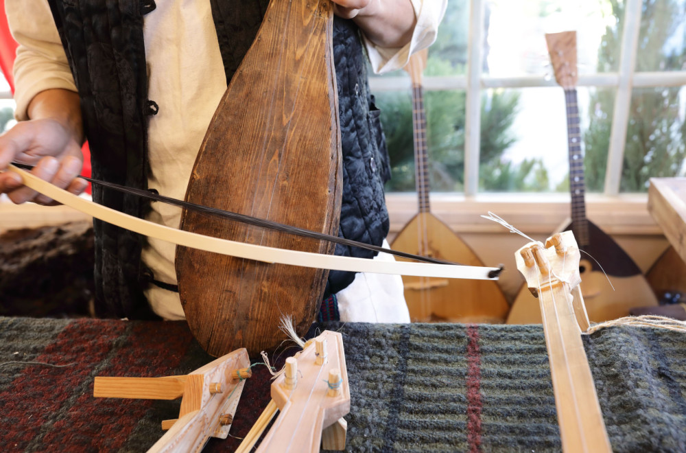 Jedna žica ČUVA ISTORIJU I TRADICIJU od zaborava: Zašto mladi biraju gusle i može li guslarstvo da bude „MODERNO“? (VIDEO)