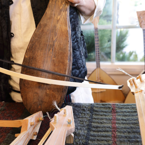 Jedna žica ČUVA ISTORIJU I TRADICIJU od zaborava: Zašto mladi biraju gusle i može li guslarstvo da bude „MODERNO“? (VIDEO)