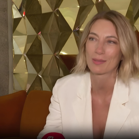 Ana Stanić o svojim počecima: „Ustanem i pitam bend da mi pokaže repretoar: ,Ja znam ove dve pesme, MOGU LI DA IH OTPEVAM?‘; to je moju drugaricu IZLUĐIVALO“