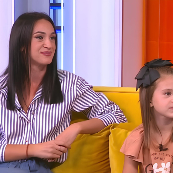 Danima su pešačile kroz šume, kupale se na DIVLJIM VODOPADIMA i u okeanu! Mama i ćerka (7) otkrivaju kako je izgledalo HODOČAŠĆE kroz Španiju