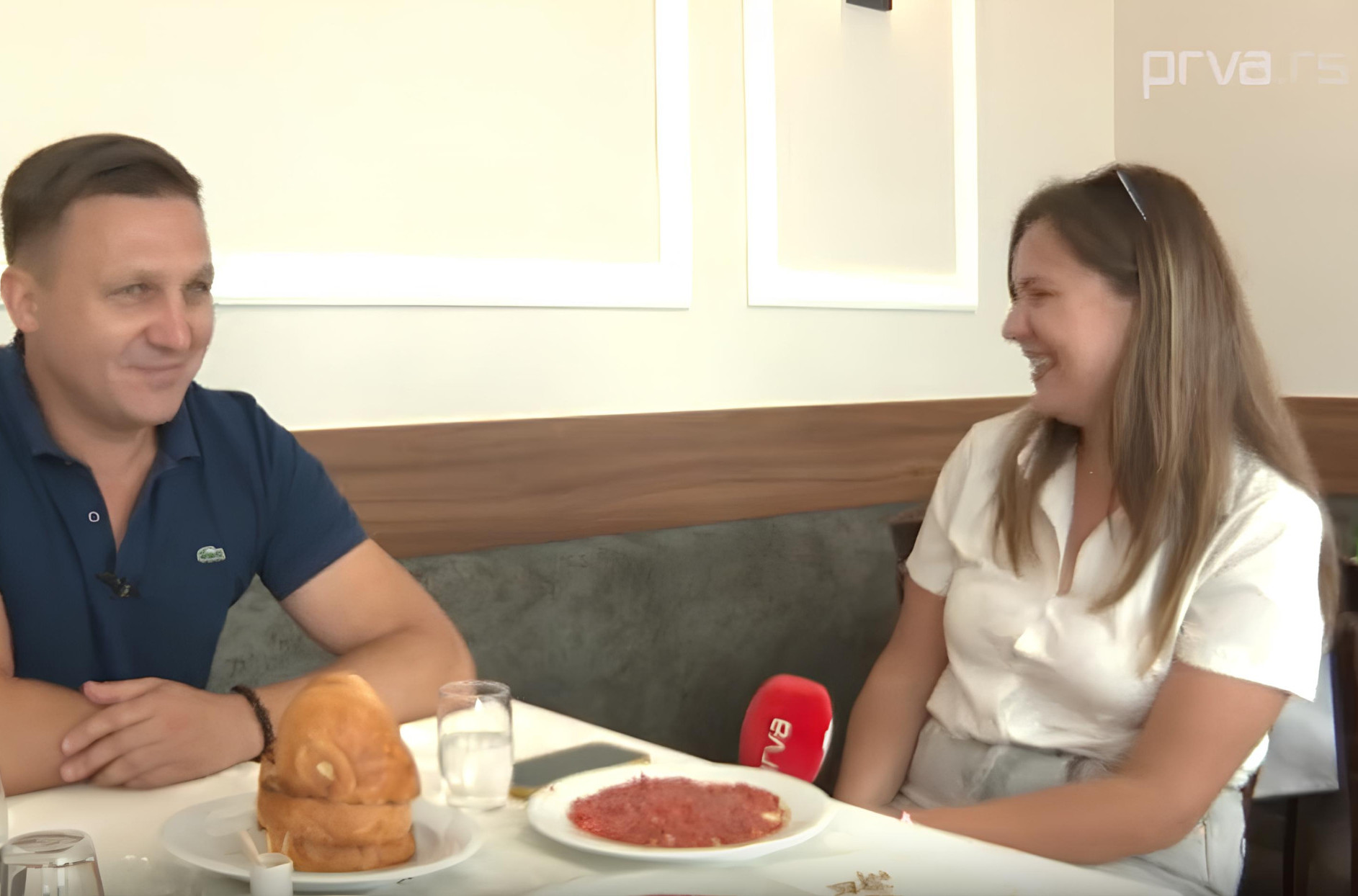 Najpoznatiji VALJEVSKI SPECIJALITET u društvu najpoznatijeg Valjevca: Probali smo čuvenu ŽIVU PLJESKAVICU na koju nas je odveo Dule Lušin