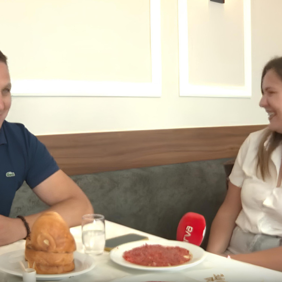Najpoznatiji VALJEVSKI SPECIJALITET u društvu najpoznatijeg Valjevca: Probali smo čuvenu ŽIVU PLJESKAVICU na koju nas je odveo Dule Lušin