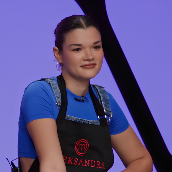 Aleksandra se NALJUTILA na Milicu; Svi otrčali u prodavnicu, a samo Jovana stoji u mestu (VIDEO)