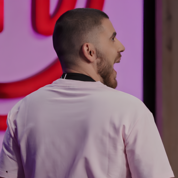 Sudija Nenad NE VERUJE ŠTA VIDI: Pikaso Aleksandar “OPIČIO KOLCE”, pa ceo studio isprskao čokoladom! “Remek delo, ako me ne izbace”