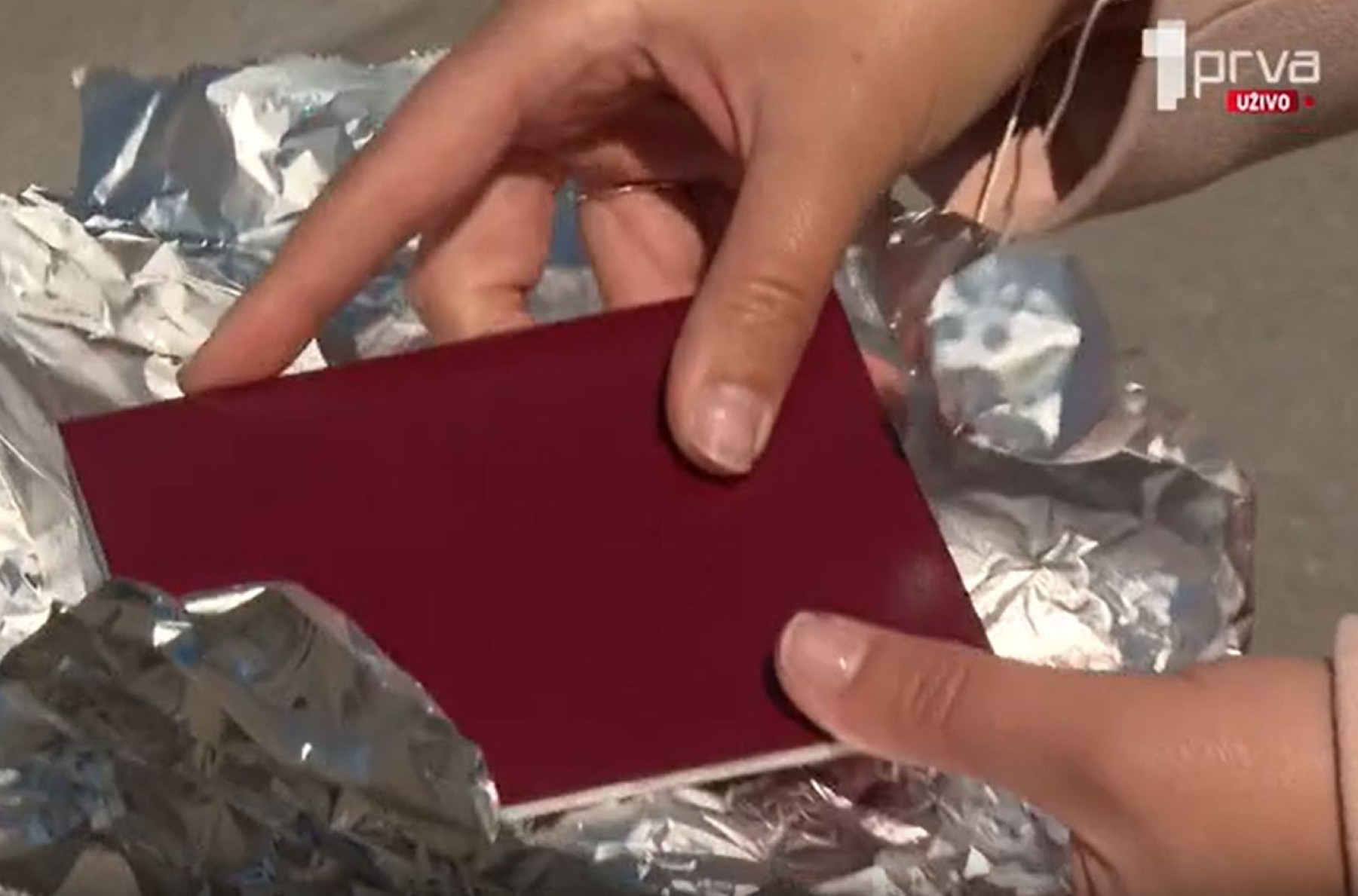 Još jedan VIRALNI TREND ili možda TRIK koji zaista „radi“: Zašto ljudi UVIJAJU PASOŠ U ALUMINIJUMSKU FOLIJU? Stručnjak odgovara! (VIDEO)