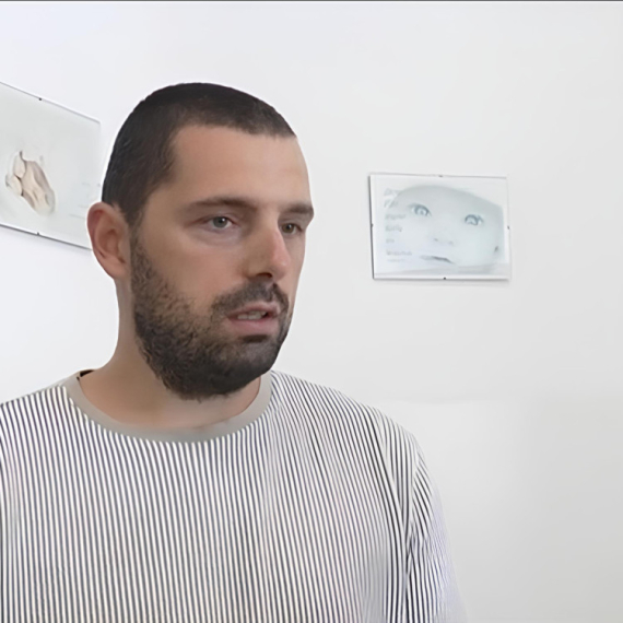 Nesvakidašnja LEPA PRIČA iz Čačka: Otac-heroj PORODIO SUPRUGU ISPRED ZGRADE, posle dva sina – na svet STIGLA ĆERKICA! (VIDEO)