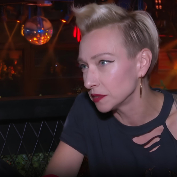 "Nek' se rodi dete, ali neka bude muško" Pevačica otkrila KAKO je nastao ovaj kontroverzni stih