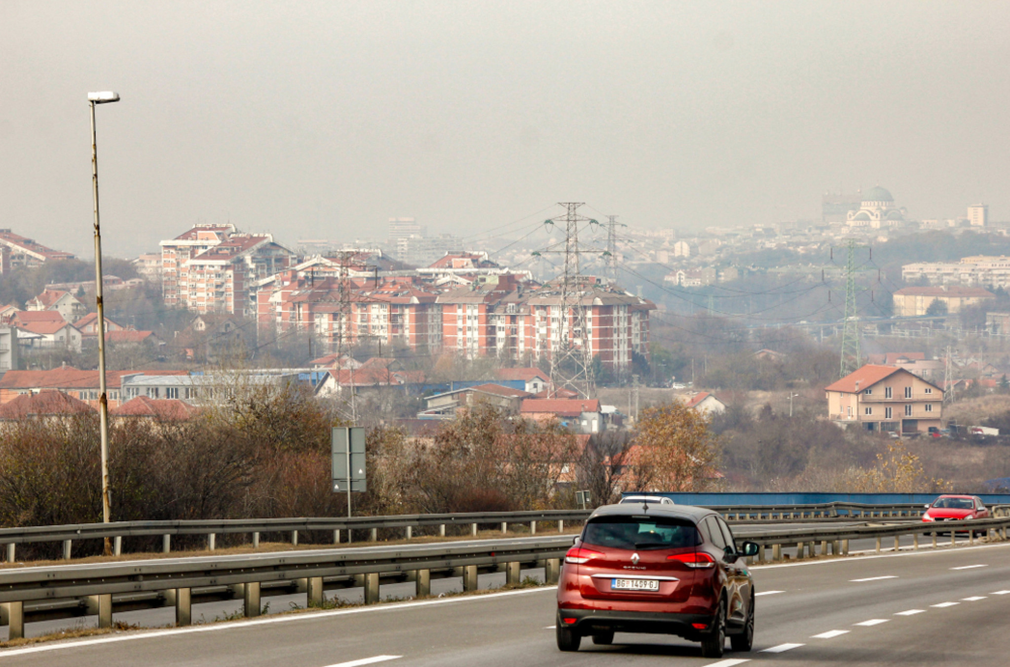 Pojačan saobraćaj na putevima, oprez zbog magle i smanjene vidljivosti