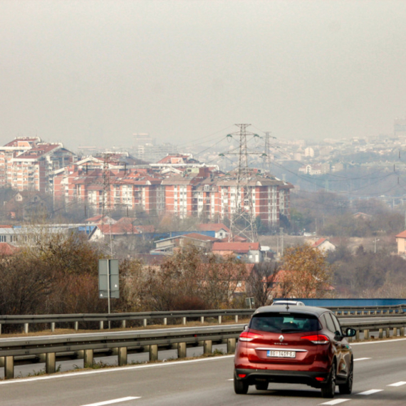 Pojačan saobraćaj na putevima, oprez zbog magle i smanjene vidljivosti