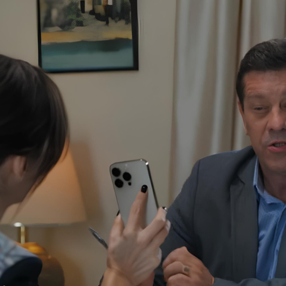 Igra sudbine: Bogatstvo ima cenu - Utorak, 13. oktobar - „Dobra riba, ima dobre noge! Misliš da bih se dobro proveo sa njom?“