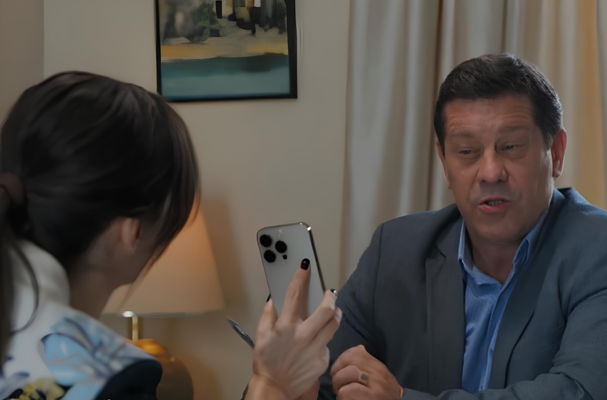 Igra sudbine: Bogatstvo ima cenu - Utorak, 13. oktobar - „Dobra riba, ima dobre noge! Misliš da bih se dobro proveo sa njom?“