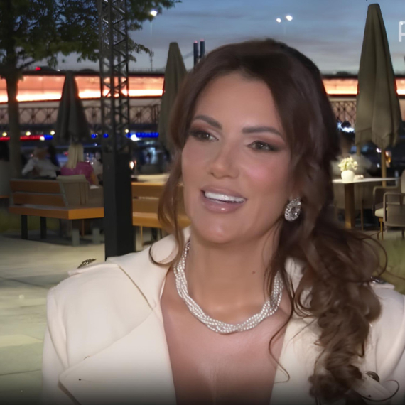 Peva, piše i komponuje, a ni Gugl, ni Vikipedija, o njoj ne znaju ništa: Kako Mirna Košanin stvara hitove za sebe i svoje kolege? (VIDEO)