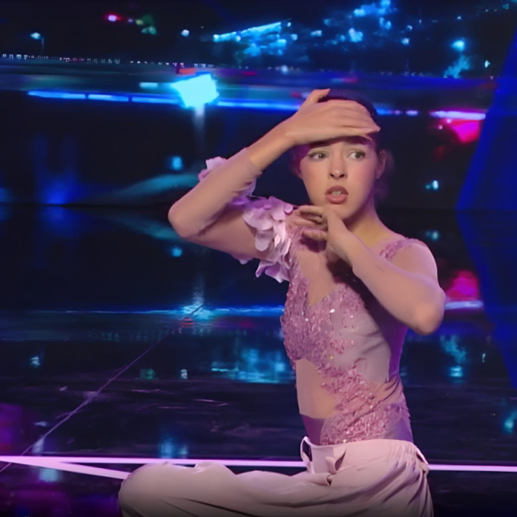 „Ja imam super talenat“ ISPUNIO ŽIVOTNU ŽELJU devojci iz publike: NESTVARAN GRACIOZNI PLES na sceni Pozorišta na Terazijama odveo Vanju u polufinale! (VIDEO)