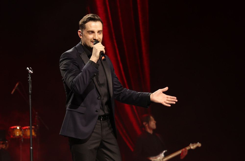 Kada ju je ona otpevala, postala je OGROMAN HIT: Mirza Selimović je ovu pesmu odbio, ali je odmah prepoznao da je SAVRŠENA BAŠ ZA OVU PEVAČICU!